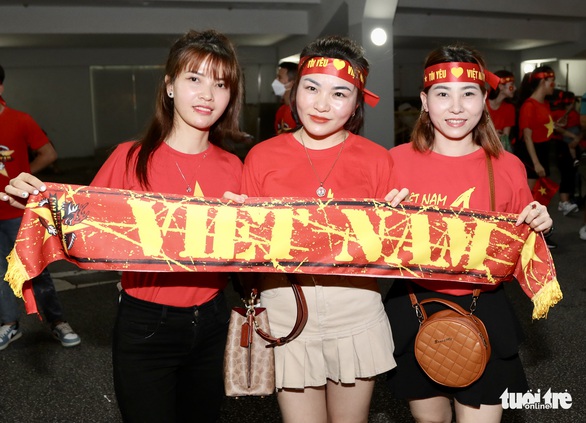 Cổ động viên Việt Nam đổ đến sân Jalan Besar - Ảnh 5. Cổ động viên Việt Nam đổ đến sân Jalan Besar - Ảnh 5.