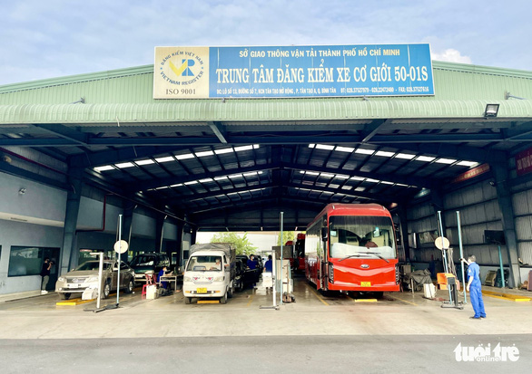 Trung tâm đăng kiểm thuộc Sở GTVT TP.HCM làm việc hết sức để phục vụ người dân - Ảnh 1.