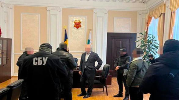 Thị trưởng ở Ukraine bị bắt vì nghi làm lộ bí mật quân sự - Ảnh 1.