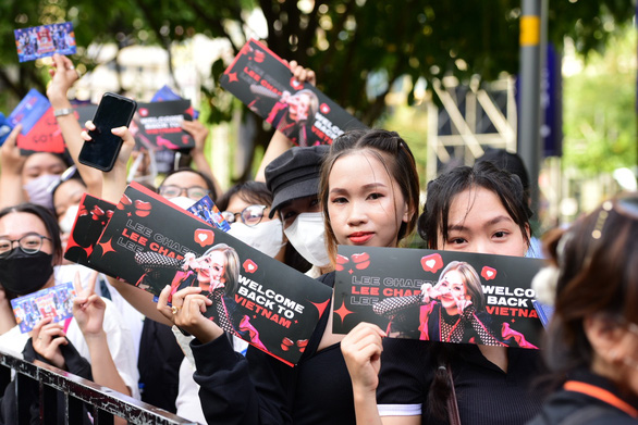 Fan CL xí chỗ từ trưa trên phố đi bộ Nguyễn Huệ để đón giao thừa 2022 - Ảnh 4.