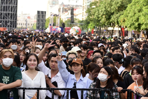 Fan CL xí chỗ từ trưa trên phố đi bộ Nguyễn Huệ để đón giao thừa 2022 - Ảnh 5.