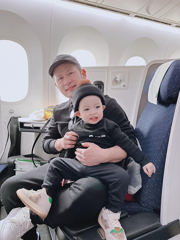 Ảnh vui sao Việt 31-12: Con trai Lý Hải viết đơn xin từ chức lấy sữa - Ảnh 2. Ảnh vui sao Việt 31-12: Con trai Lý Hải viết đơn xin từ chức lấy sữa - Ảnh 2.