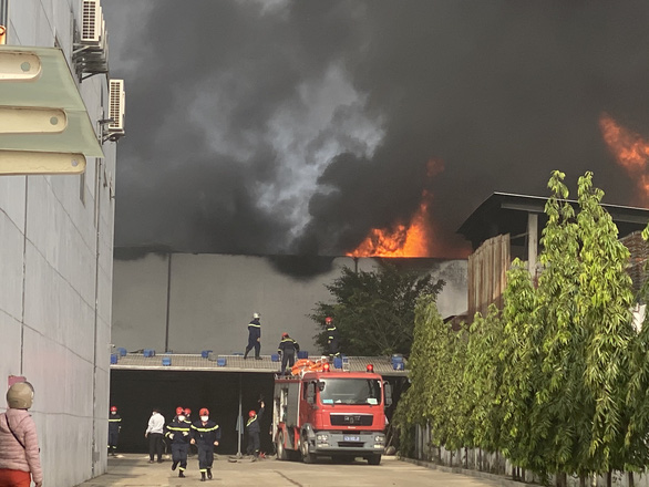 Cháy công ty nhựa ở Khu công nghiệp Hòa Khánh, huy động 100 cảnh sát dập lửa - Ảnh 1.