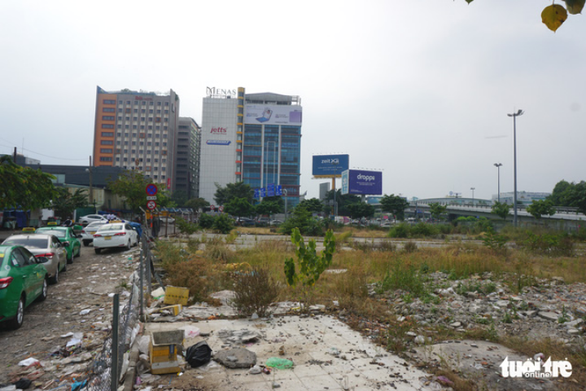 Khách 130.000 người/ngày, sân bay Tân Sơn Nhất cần bãi đệm cho xe taxi dịp Tết - Ảnh 1.