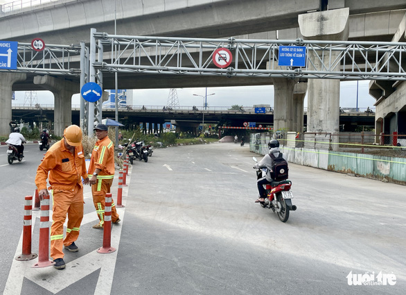 Cầu vượt Nguyễn Hữu Cảnh mở cửa cho xe máy đi qua, vẫn cấm ô tô - Ảnh 1.