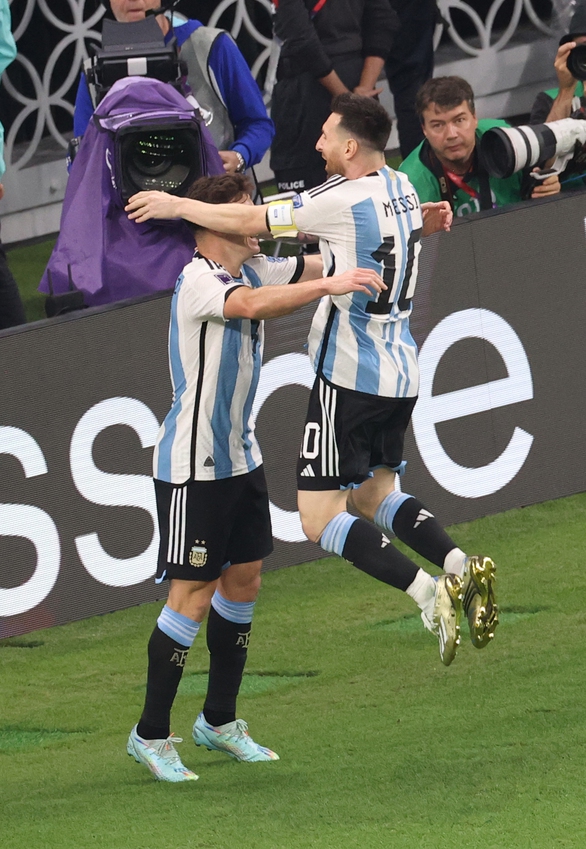 Messi rực sáng trên bầu trời Qatar - Ảnh 7. Messi rực sáng trên bầu trời Qatar - Ảnh 7.