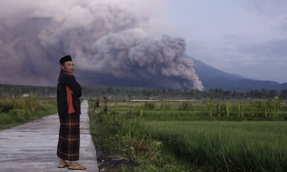 Núi lửa Semeru phun cột khói cao 1,5km, Indonesia kêu gọi dân sơ tán - Ảnh 1.