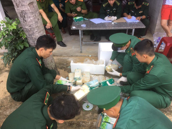 20kg ma túy đóng gói in chữ nước ngoài trôi dạt vào vùng biển Quảng Ngãi - Ảnh 1.