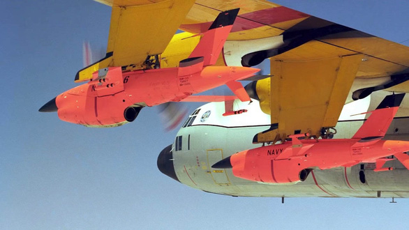 BOX bổ sung Máy bay mẹ DC-130 có thể mang 4 UAV dưới cánh
