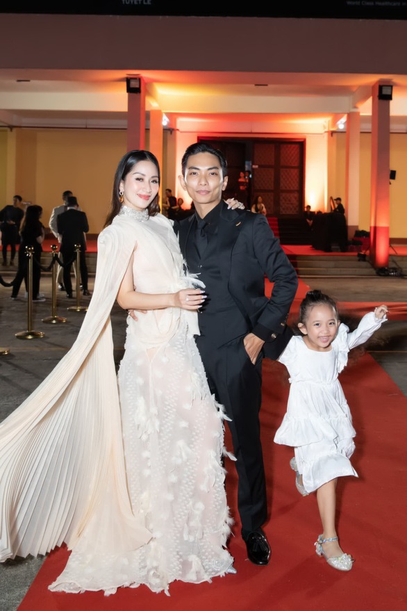 Phan Hiển ‘bở hơi tai’ dụ con gái để được chụp hình cùng Khánh Thi - Ảnh 2. Phan Hiển ‘bở hơi tai’ dụ con gái để được chụp hình cùng Khánh Thi - Ảnh 2.