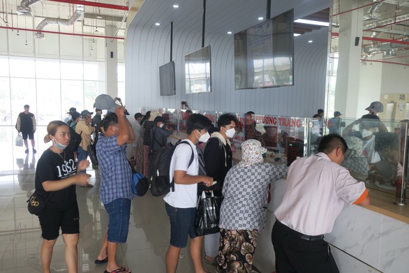 Nhiều người về Tết sớm, xe đò bất ngờ - Ảnh 1. Nhiều người về Tết sớm, xe đò bất ngờ - Ảnh 1.