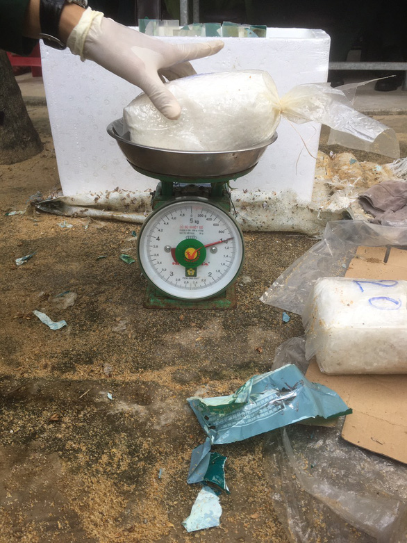 20kg ma túy đóng gói in chữ nước ngoài trôi dạt vào vùng biển Quảng Ngãi - Ảnh 2.