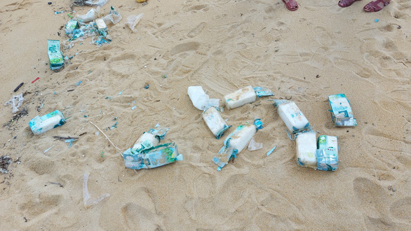 20kg ma túy đóng gói in chữ nước ngoài trôi dạt vào vùng biển Quảng Ngãi - Ảnh 4.