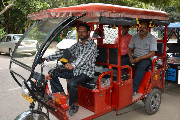 Xe máy 3 bánh tại thủ đô New Delhi phải dùng nhiên liệu sạch hơn - Ảnh 1.