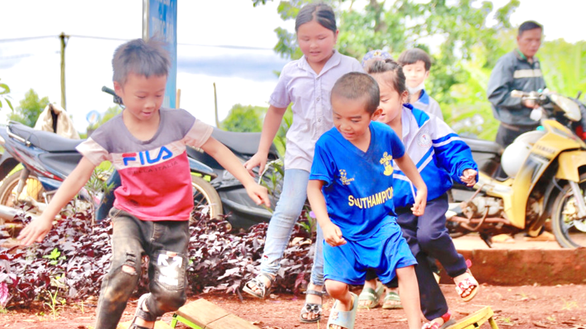 Đắk Lắk: Thanh niên về vùng sâu làm sân chơi cho trẻ - Ảnh 1.