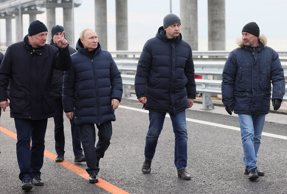 Tổng thống Putin đi bộ trên cầu Crimea sửa chữa gần xong - Ảnh 4.