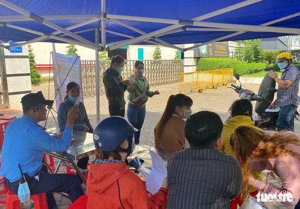 Công nhân xoay xở tìm việc cuối năm - Ảnh 2. Công nhân xoay xở tìm việc cuối năm - Ảnh 2.