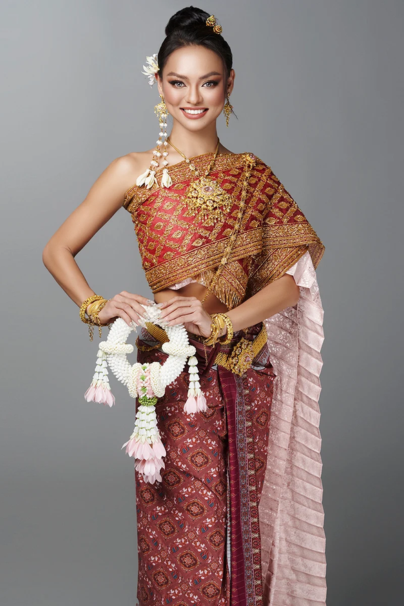 Nhan sắc thăng hạng của Mai Ngô trong trang phục truyền thống Thái Lan - Ảnh 2.