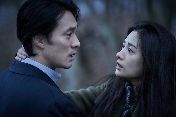 So Ji Sub già nua và xuống sắc trong tạo hình phim mới - Ảnh 5. So Ji Sub già nua và xuống sắc trong tạo hình phim mới - Ảnh 5.