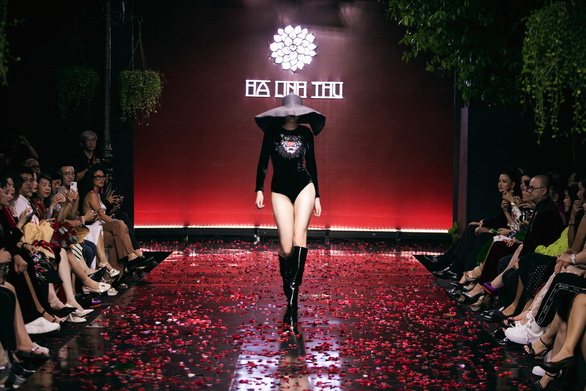 Hoa hậu H’Hen Niê bị nói mặc hở hang, nhà thiết kế đứng ra bảo vệ - Ảnh 2.