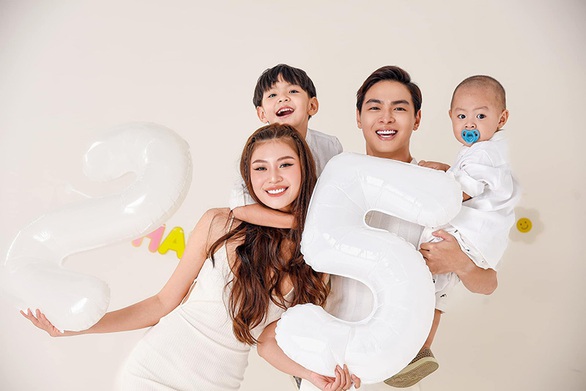 Ảnh vui sao Việt 7-12: Hai con song sinh nhà Hà Hồ quấn quýt nhau - Ảnh 6. Ảnh vui sao Việt 7-12: Hai con song sinh nhà Hà Hồ quấn quýt nhau - Ảnh 6.