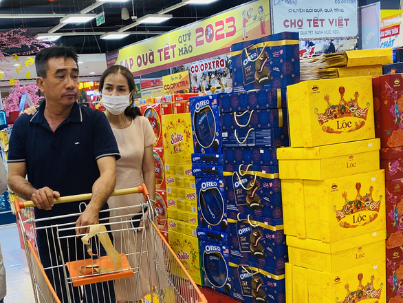 Co.op - hệ thống siêu thị rầm rộ giảm giá hàng Tết - Ảnh 1.