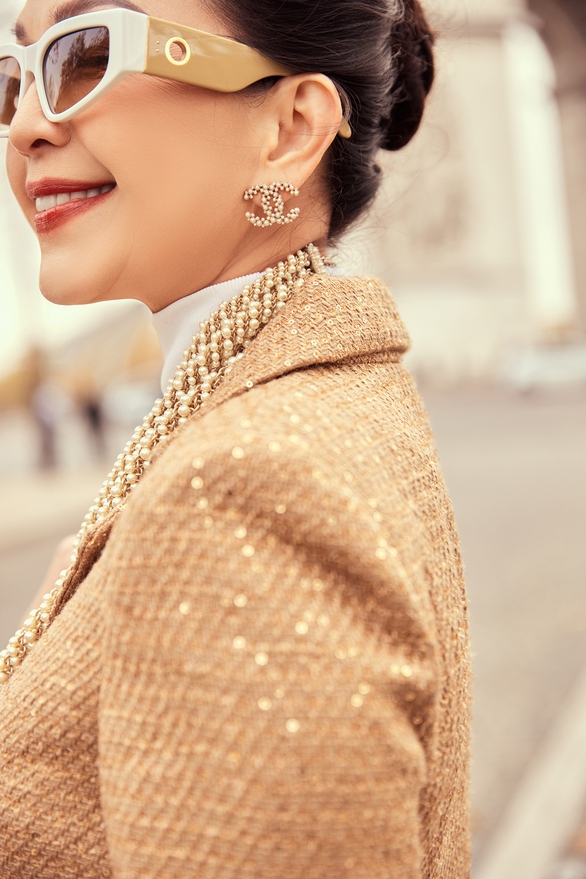 ‘Nữ hoàng ảnh lịch’ Diễm My mặc thương hiệu Việt, phủ phụ kiện hàng hiệu dạo chơi Paris - Ảnh 2. ‘Nữ hoàng ảnh lịch’ Diễm My mặc thương hiệu Việt, phủ phụ kiện hàng hiệu dạo chơi Paris - Ảnh 2.
