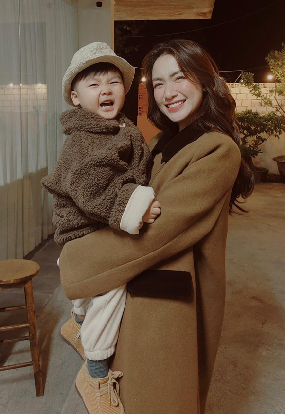 Hòa Minzy đối đáp netizen cực sắc sảo khi bị hỏi lấn sân kinh doanh quên ca hát - Ảnh 3. Hòa Minzy đối đáp netizen cực sắc sảo khi bị hỏi lấn sân kinh doanh quên ca hát - Ảnh 3.