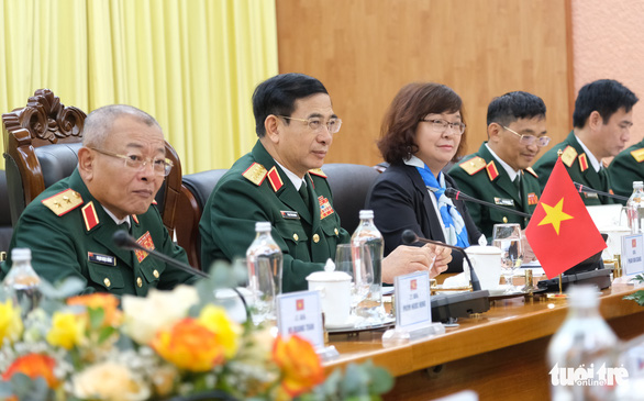 Nữ bộ trưởng Bộ Quốc phòng Czech thăm Việt Nam, Đại tướng Phan Văn Giang chủ trì lễ đón - Ảnh 2.