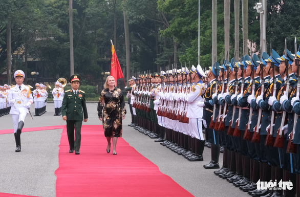 Nữ bộ trưởng Bộ Quốc phòng Czech thăm Việt Nam, Đại tướng Phan Văn Giang chủ trì lễ đón - Ảnh 1.