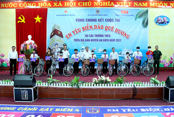 Đỡ đầu 9 học sinh, trao 1.000 phần quà cho ngư dân nghèo Kiên Giang - Ảnh 1.