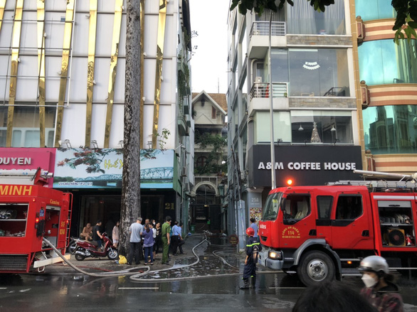 Cháy lớn tại nhà trung tâm TP.HCM, cảnh sát đập cửa cứu 4 người ra ngoài - Ảnh 1.