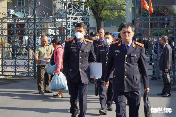 Sáng nay 8-12, chủ tịch Công ty Alibaba Nguyễn Thái Luyện và 22 đồng phạm hầu tòa - Ảnh 4. Sáng nay 8-12, chủ tịch Công ty Alibaba Nguyễn Thái Luyện và 22 đồng phạm hầu tòa - Ảnh 4.