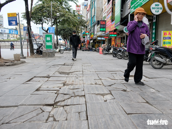 Mưa xuống đá vỉa hè giãn nở, tự vỡ: Bạn đọc nói cách giải thích thiếu căn cứ và phản khoa học - Ảnh 1.