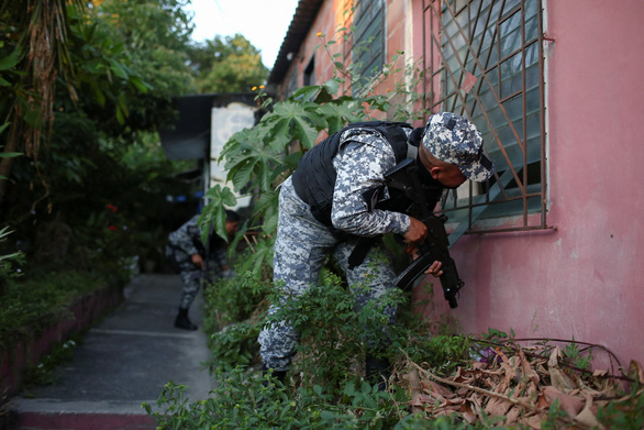 El Salvador bắt tội phạm nhiều khủng khiếp, gần 60.000 tên - Ảnh 1.