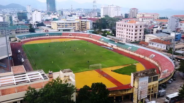 Đầu tư gần 17 tỉ đồng thay mới đèn chiếu sáng sân vận động 19-8 Nha Trang - Ảnh 1. Đầu tư gần 17 tỉ đồng thay mới đèn chiếu sáng sân vận động 19-8 Nha Trang - Ảnh 1.