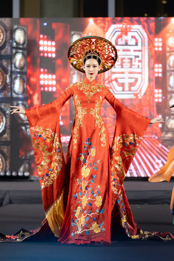 Hoa hậu Thùy Tiên, Bảo Ngọc, Mai Phương, Thiên Ân trình diễn áo dài tại Thái Lan - Ảnh 5.