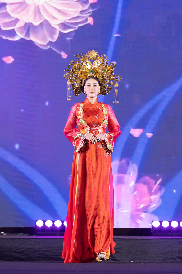 Hoa hậu Thùy Tiên, Bảo Ngọc, Mai Phương, Thiên Ân trình diễn áo dài tại Thái Lan - Ảnh 3.