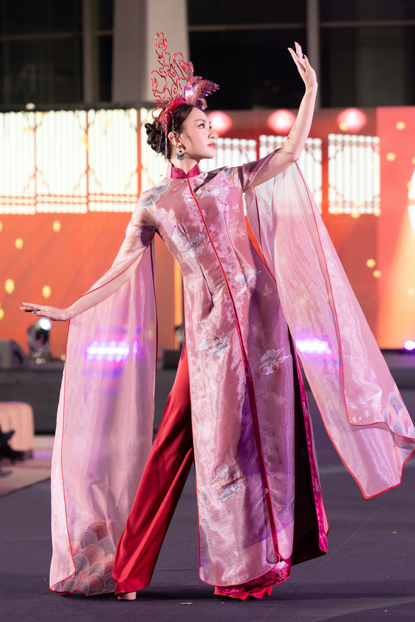 Hoa hậu Thùy Tiên, Bảo Ngọc, Mai Phương, Thiên Ân trình diễn áo dài tại Thái Lan - Ảnh 2.