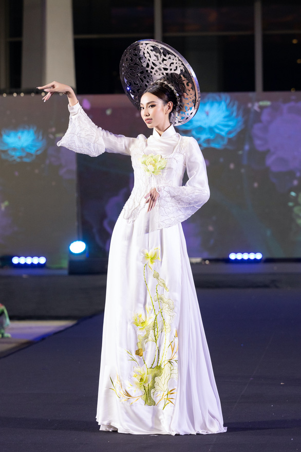 Hoa hậu Thùy Tiên, Bảo Ngọc, Mai Phương, Thiên Ân trình diễn áo dài tại Thái Lan - Ảnh 1.