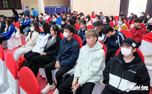 Trao học bổng Tiếp sức đến trường tại Ninh Bình: Những tấm gương vượt khó truyền cảm hứng - Ảnh 1. Trao học bổng Tiếp sức đến trường tại Ninh Bình: Những tấm gương vượt khó truyền cảm hứng - Ảnh 1.