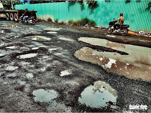 Quận 7: Đường Nguyễn Văn Quỳ chi chít ổ voi bẫy người đi đường - Ảnh 1. Quận 7: Đường Nguyễn Văn Quỳ chi chít ổ voi bẫy người đi đường - Ảnh 1.