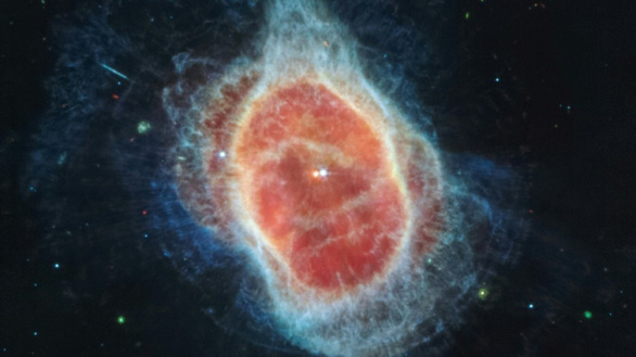 Kính thiên văn Webb phát hiện thêm ít nhất 2 ngôi sao trong tinh vân Chiếc nhẫn phương Nam - Ảnh 1.