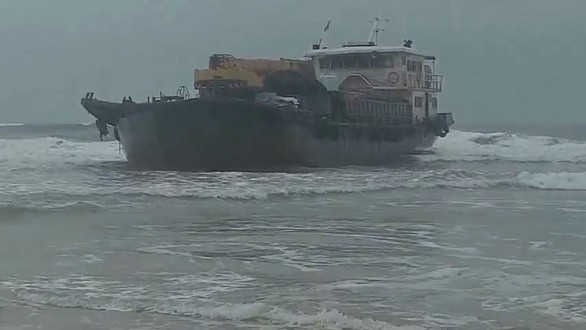 Tàu cá to không người dập dềnh ngoài biển Quảng Trị - Ảnh 1. Tàu cá to không người dập dềnh ngoài biển Quảng Trị - Ảnh 1.