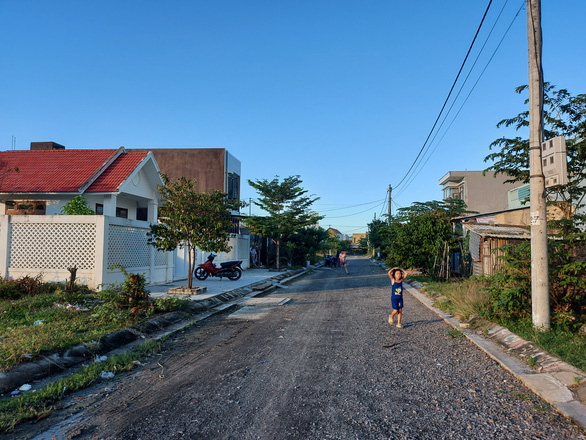 Đà Nẵng: gần 10 năm, đường sá khu tái định cư vẫn quá tệ - Ảnh 1.