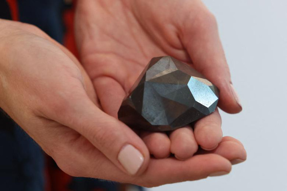 Viên kim cương đen kỳ quan vũ trụ va vào Trái đất giá hơn 4 triệu USD - Ảnh 1.