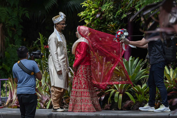 Hàng trăm cặp đôi ở Singapore muốn kết hôn vào ngày độc nhất vô nhị 22-2 - Ảnh 1.