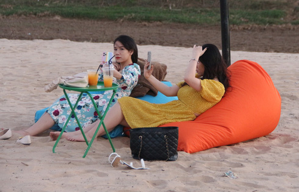 Bãi biển đẹp lạ bên bờ sông, người dân thích thú check-in - Ảnh 4.