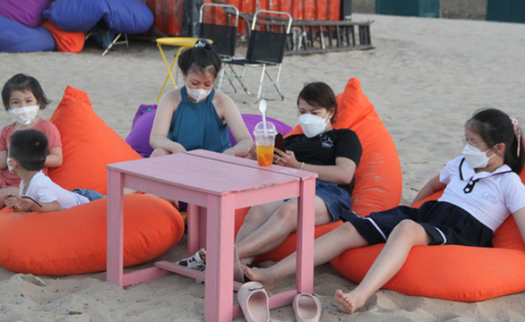 Bãi biển đẹp lạ bên bờ sông, người dân thích thú check-in - Ảnh 2.