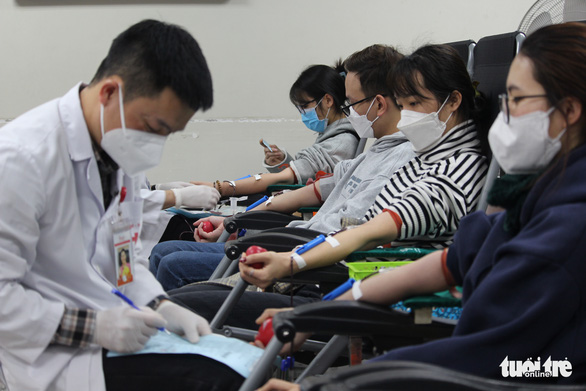 Nhiều bạn trẻ Hà Nội vượt mưa rét đến với lễ hội hiến máu đầu năm mới - Ảnh 3.